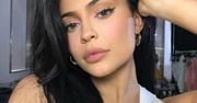 Ciężarna Kylie Jenner pręży się do obiektywu. Cień obnażył jej imponujące krągłości. Ona zaraz urodzi