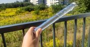 Potnij na kawałki i rozwieś na balkonie. Ptaszyska już nie siądą na balustradzie