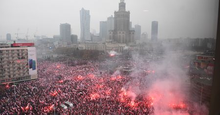 Policja poszukuje osób, które używały rac na marszu. Pierwsza osoba ukarana