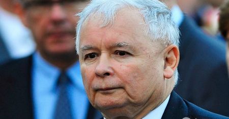 Szok! Tablica upamiętniająca ofiary katastrofy smoleńskiej ubrudzona ekskrementami. Widok jest odrażający!