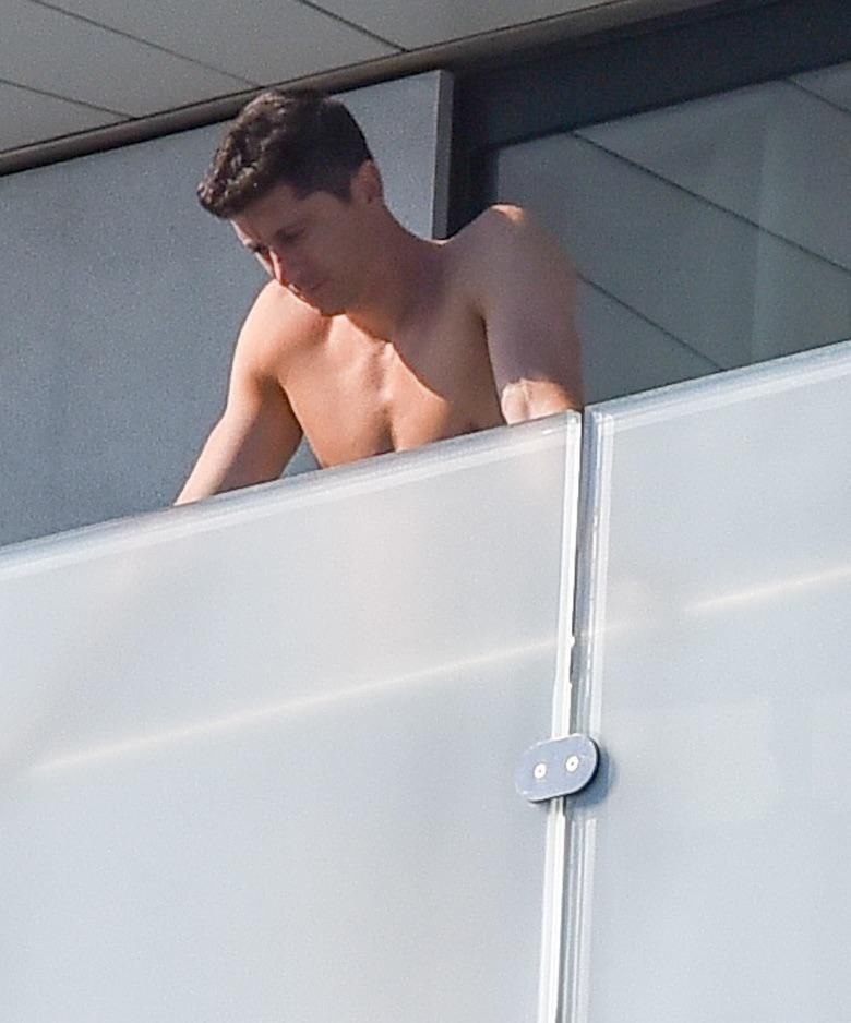 Robert Lewandowski bez koszulki. Piłkarze opalają się w Soczi przed meczem z Senegalem