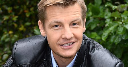 Rafał Mroczek znalazł pocieszenie po rozstaniu z żoną. Wspiera go śliczna gwiazda „M jak miłość”