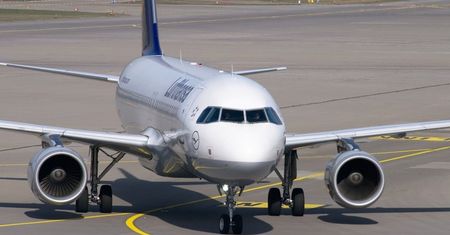 Lufthansa odwołuje 2 tys. lotów w wakacje.