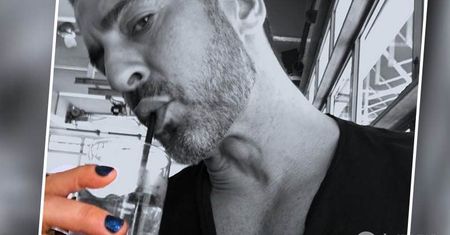 Marc Jacobs lansuje na Instagramie trend na kolorowy męski manicure. Ale nie on pierwszy zdobił dłonie w ten sposób