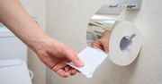 Skrapiam papier toaletowy. Szybko rozprawiam się ze smrodliwym problemem