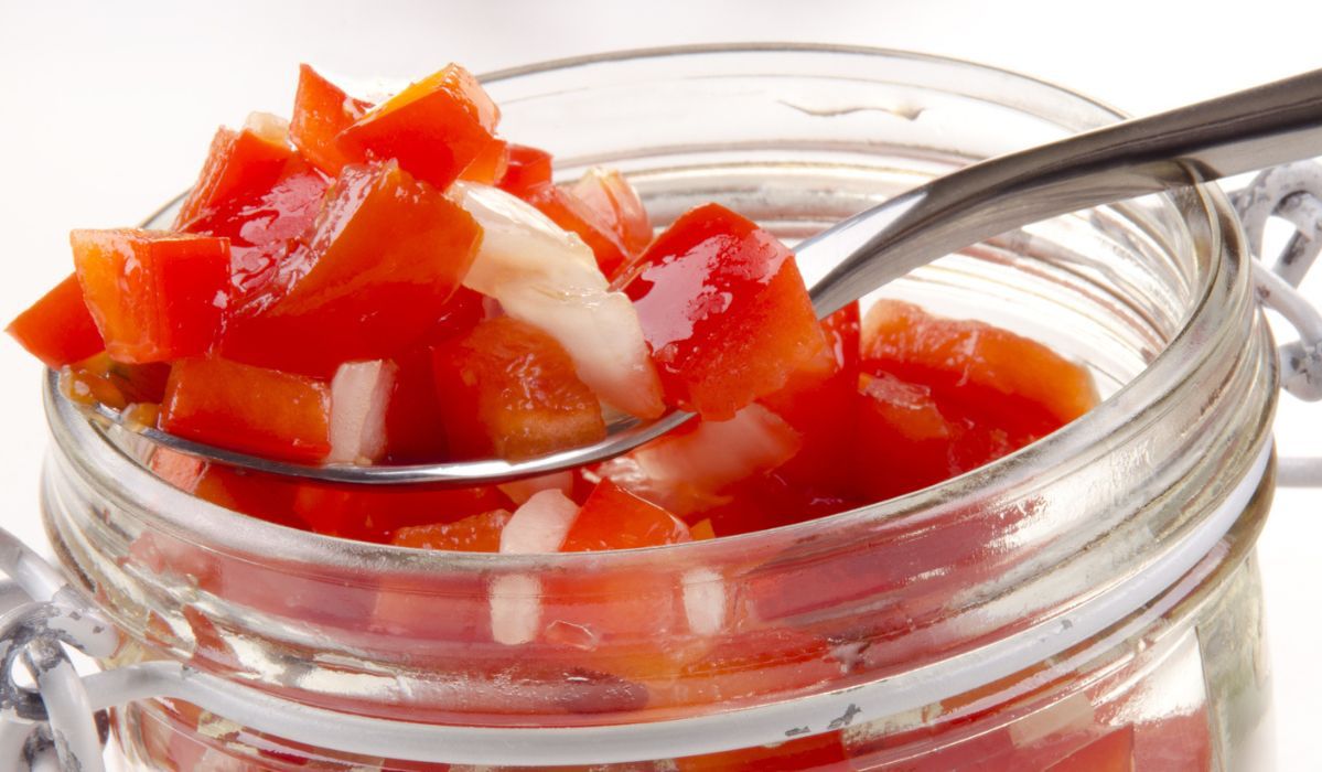 Sałatka z pomidorów - przepis. Pomysł na przetwory na zimę
