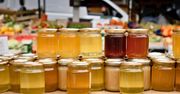 Pszczelarze od razu wiedzą, czy miód jest prawdziwy. Wystarczy tylko spojrzeć na słoik