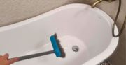 Nakładam na miotłę i przecieram wannę. Po osadzie nie ma śladu