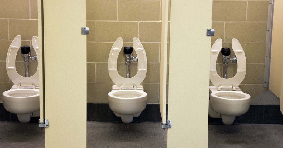 5 powodów, dla których toalety publiczne mają deski w kształcie litery "U". Ma to duże znaczenie