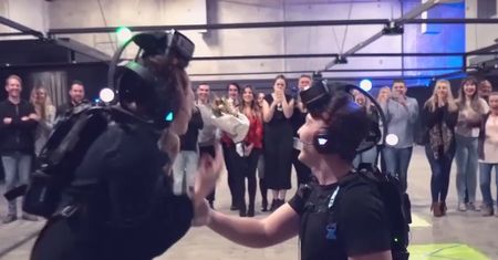 Najpierw zabijali zombie w grze VR, chwilę później on się oświadczył