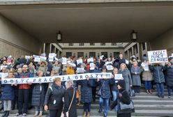 Protest przed warszawskim sądem. Pracownicy żądają podwyżki