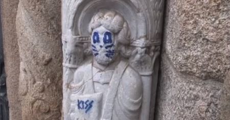 Zmienił posąg w Erica Singera. Hiszpańska policja szuka wandala