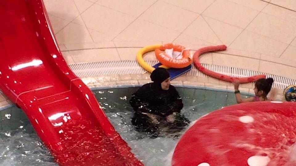 Muzułmanka na basenie