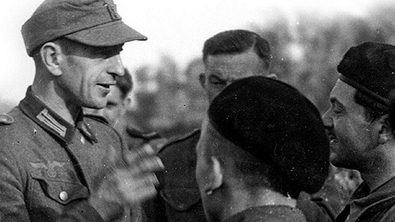 Polak wcielony do Wehrmachtu rozmawia z żołnierzami 1 Dywizji Pancernej gen. Maczka, sierpień 1944 r. w Normandii