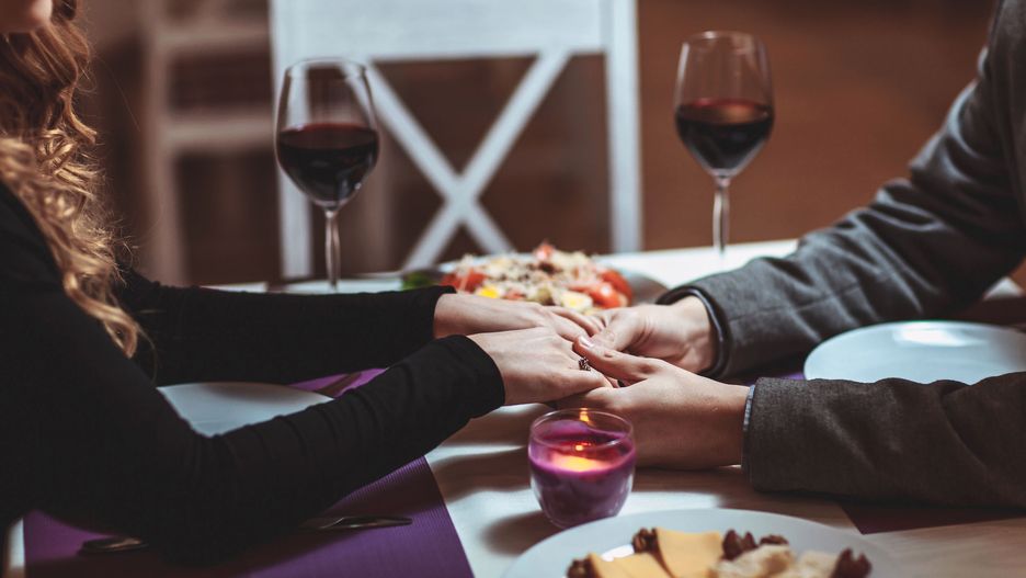 Co to jest sneating, nowy trend w randkowaniu