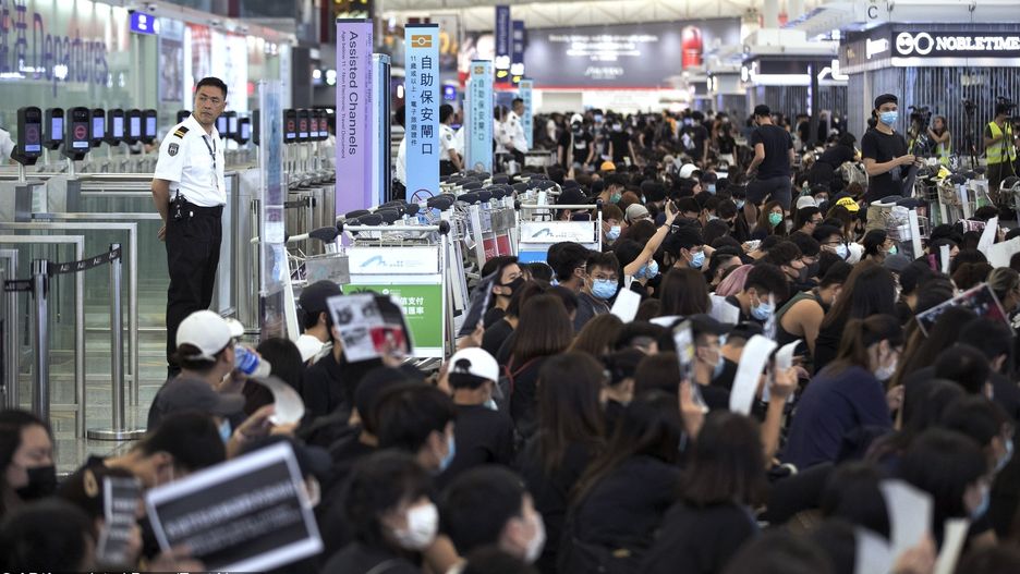 Hongkong jest odcięty od ruchu lotniczego kolejny dzień z rzędu
