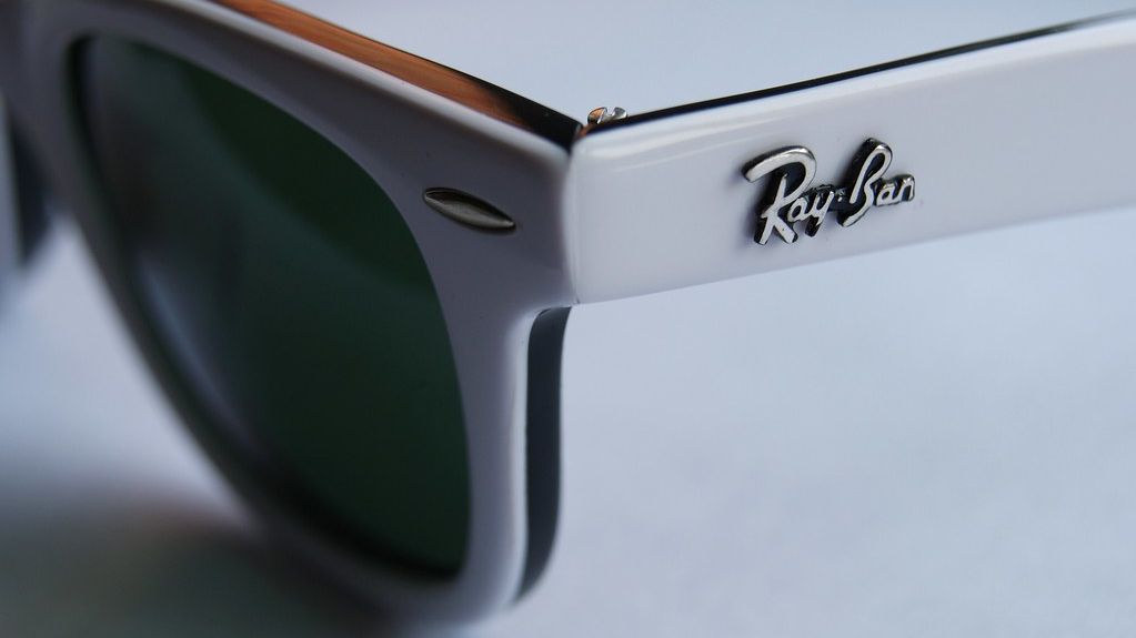 Właścicielem marki Ray-Ban jest EssilorLuxottica.