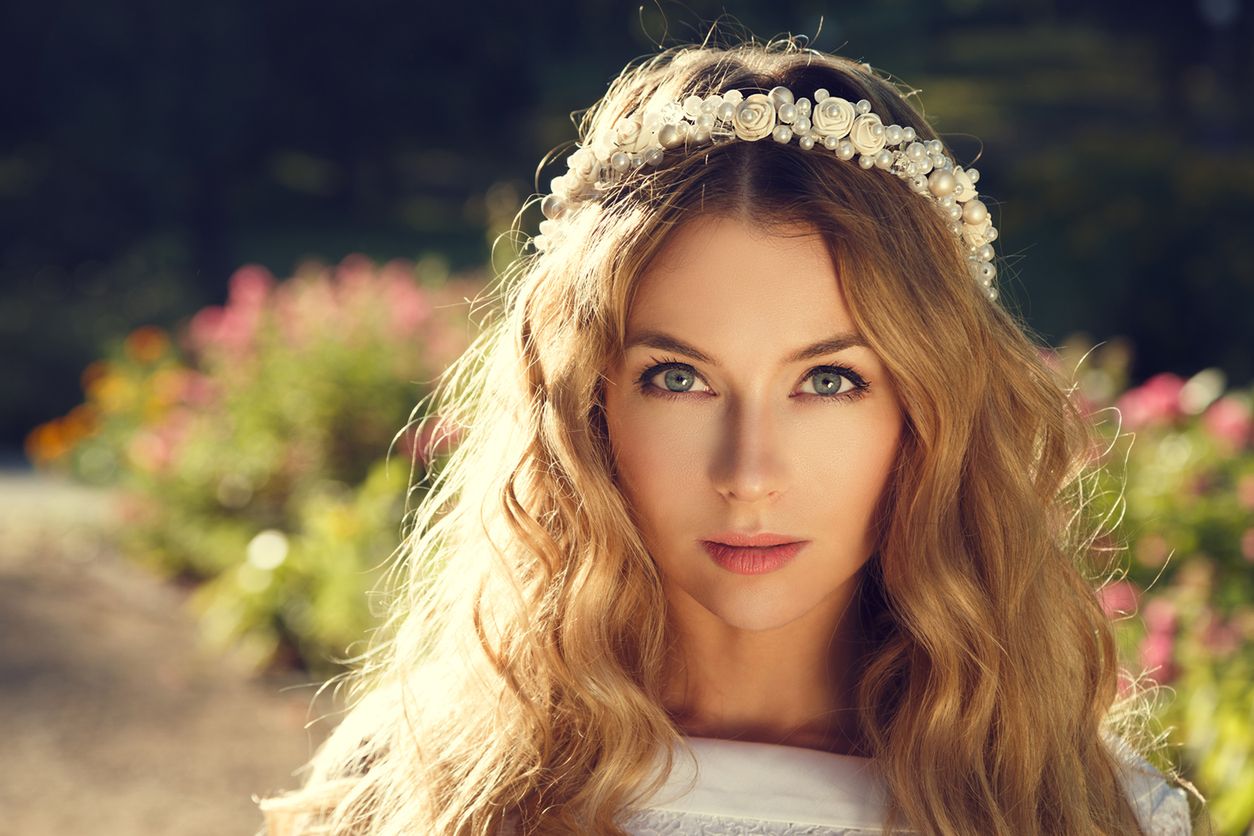 Fryzury ślubne z opaską cieszą się szczególnym powodzeniem u panien młodych boho 