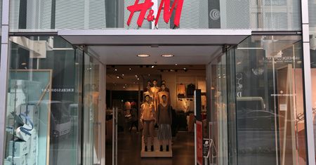 Black Friday 2019 w H&M. Płaszcze, botki, swetry kupisz w wyjątkowo niskich cenach