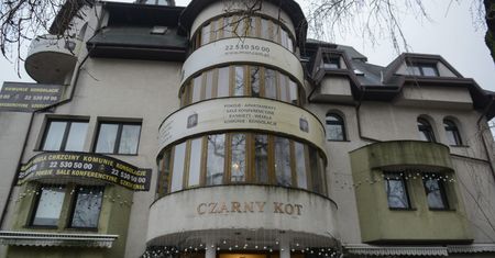 Czarny Kot. Wykonawca rozbiórki wszedł do hotelu