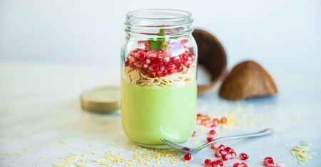 Pudding jaglany z granatem i migdałami