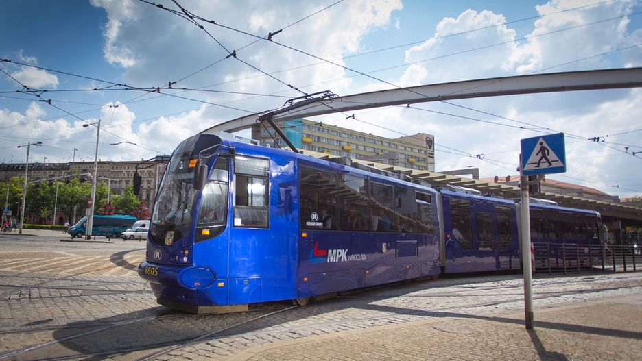 Do awarii doszło w czwartek, po godzinie 11:00. Tramwaje jadące w stronę placu Dominikańskiego, są kierowane objazdami.