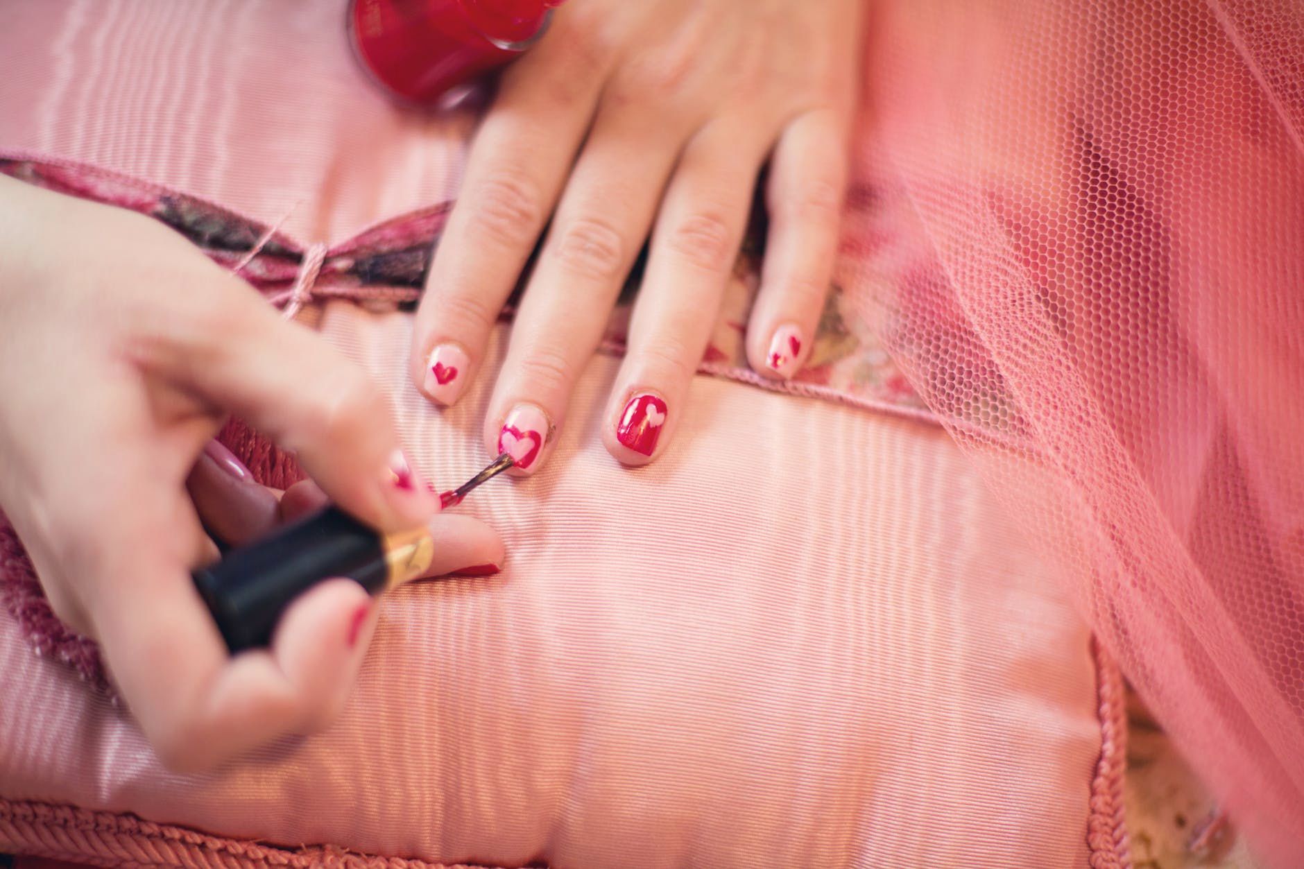 Łatwe wzory na paznokcie można stworzyć przy użyciu samych lakierów lub pomóc sobie rozmaitymi akcesoriami do manicure'u
