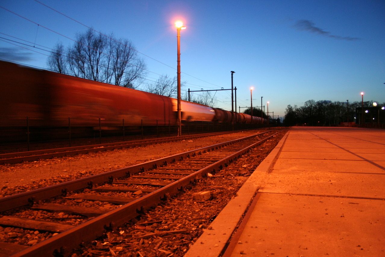 Położył się na torach i czekał na pociąg. Teraz mieszkaniec Wrocławia dziękuje