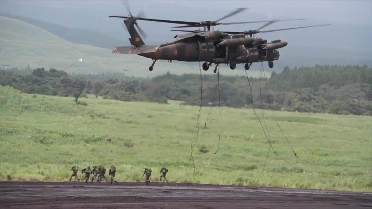 Czołgi, pojazdy pancerne i helikoptery bronią wyspy przed inwazją. Manewry japońskich sił samoobrony