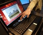 Notebook z czterema wyświetlaczami