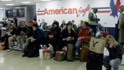 Pasażerowie na lotnisku LaGuardia czekają na uderzenie Sandy