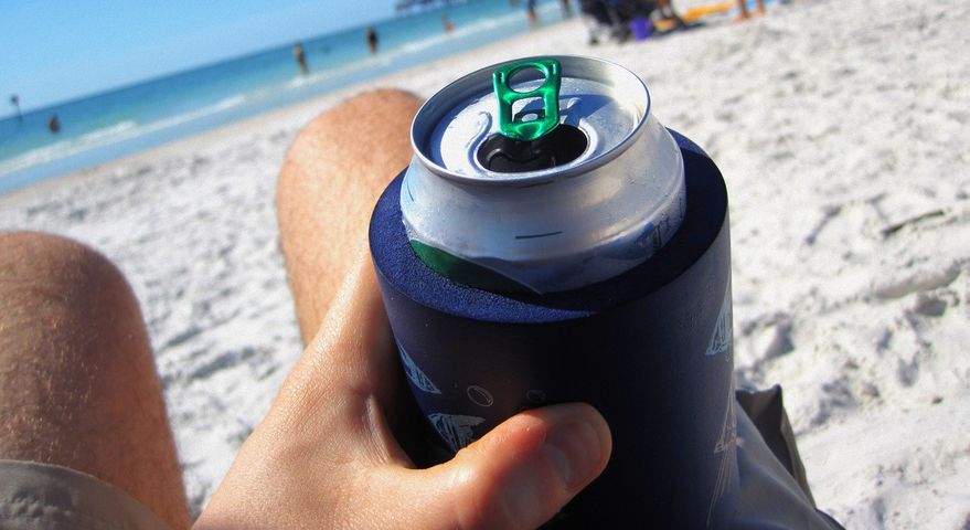 Picie napojów z puszki na plaży może zakończyć się tragicznie