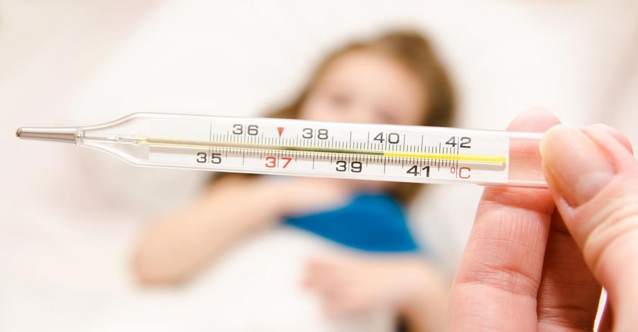 Wysoka gorączka u dziecka może pojawić się z powodu infekcji wirusowej.