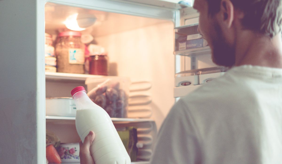 Trzymasz mleko na drzwiach lodówki? To błąd, który popełnia wiele osób