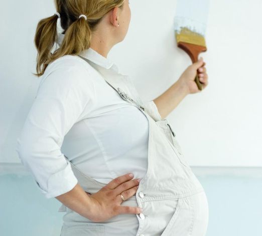 Malowanie w ciąży naraża ciężarną na kontakt z wieloma środkami chemicznymi, które mogą być szkodliwe dla płodu.
