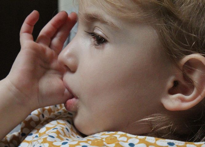 Ssanie kciuka występuje najczęściej u dzieci w wieku od 2. do 4. roku życia