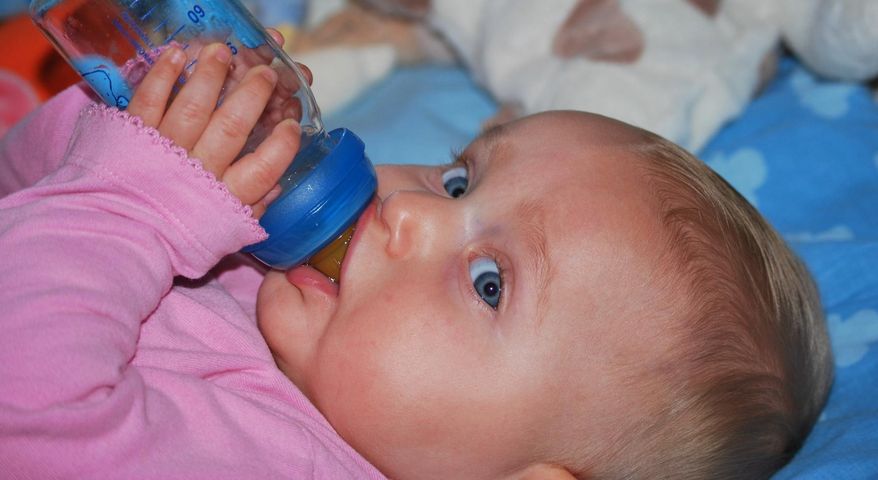 Do nawodnienia dziecka powinna służyć wyłącznie woda