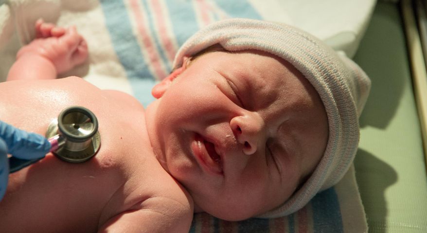 Badania noworodka wskazują, jaki jest stan zdrowia dziecka po porodzie i czy maluszek prawidłowo się rozwija
