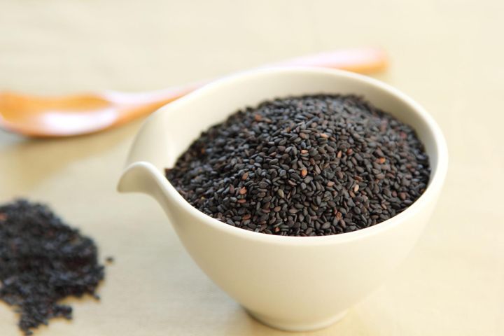 Czarny sezam zawiera sezamol i sezamolinę, naturalne przeciwutleniacze, które korzystnie wpływają na organizm. 