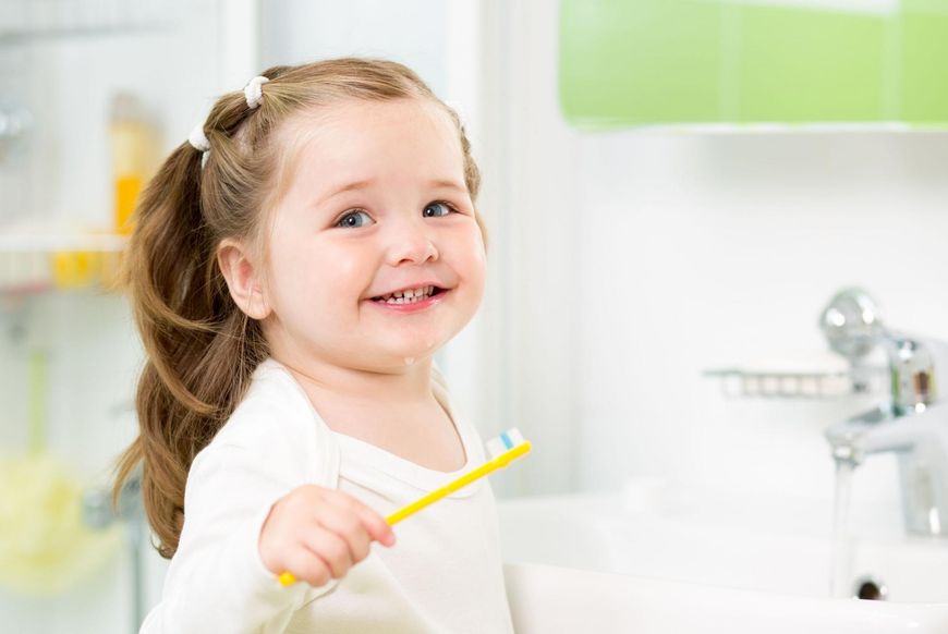 Dziewczynk myjąca zęby
