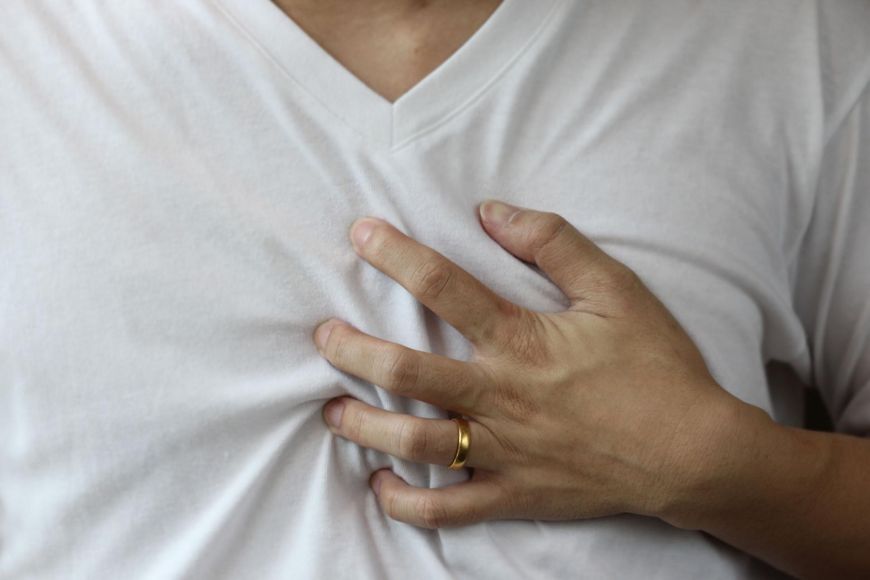 Nacisk na klatkę piersiową to sygnał przepowiadający zawał serca