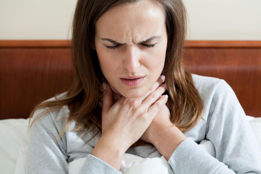 Bóle gardła mogą być objawem infekcji, przeziębienia lub zapalenia