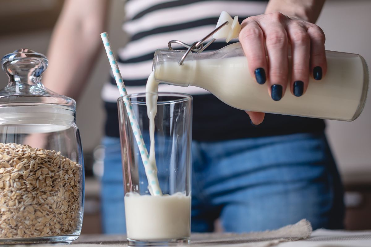 Po mleku czujesz się, jakby dotknęła cię klątwa faraona? Zastąp go innym napojem, który wzmacnia kości