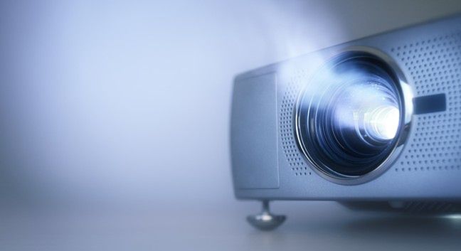 Projektor multimedialny przeniesie doświadczenie seansu kinowego do naszego salonu