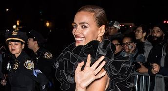 STYLOWE MAMY: Irina Shayk w aksamitnej mini z popularnej sieciówki