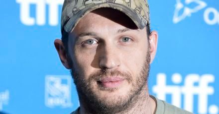 Tom Hardy próbuje śpiewać jak Elton John