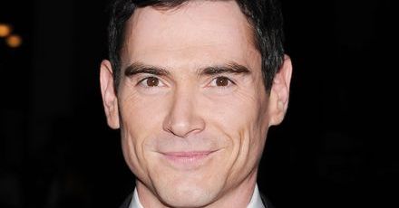Billy Crudup jako dr Philip Zimbardo