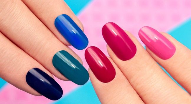 Intensywność koloru i trwałość hybrydowego manicure zależy od jakości lakierów i sposobu ich aplikacji na płytkę paznokcia