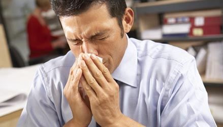 Dlaczego Polacy przychodzą do pracy z grypą?