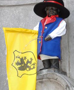 Brukselski siusiający chłopiec w stroju kaszubskim